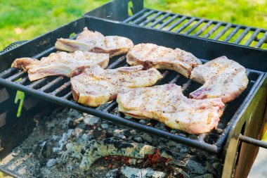 domuz eti biftek açık bir yangın