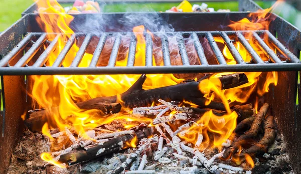 Schwarz verbrannte Holzkohle Grill Grill Feuer natürlichen Hintergrund — Stockfoto