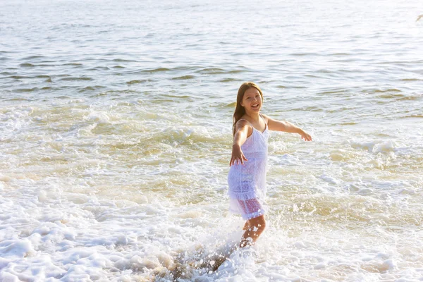 Menina feliz nadando na água — Fotografia de Stock