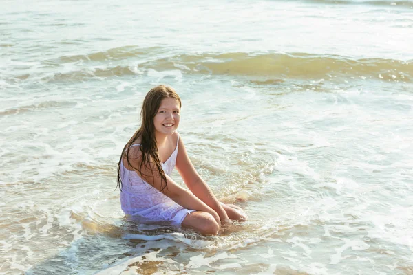 Menina feliz nadando na água — Fotografia de Stock