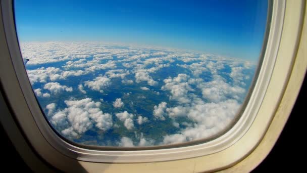 L'aereo sta volando nel cielo blu attraverso le nuvole bianche. Vista dell'ala dell'aereo dalla finestra . — Video Stock