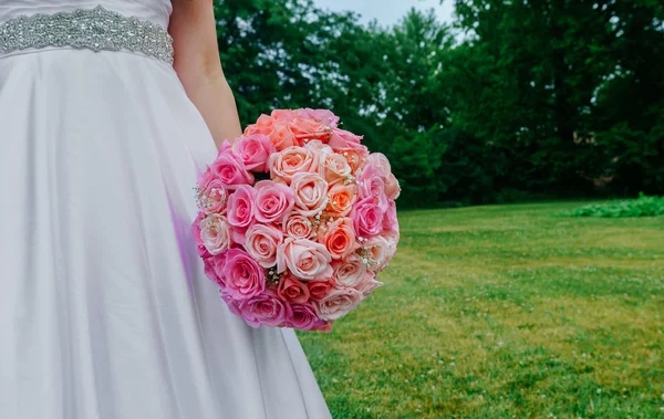 Prachtige bruiloft boeket handen van de bruid — Stockfoto
