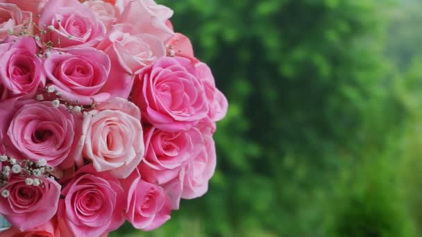 Bouquet de mariage de roses roses et violettes en gros plan — Video