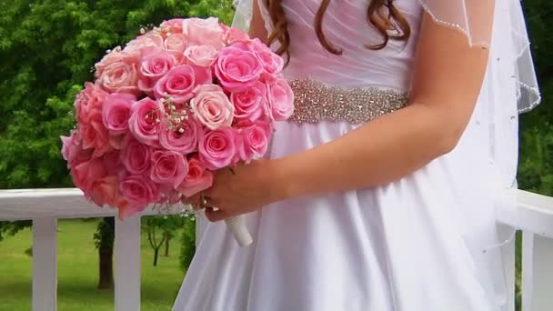 Bouquet da sposa di rose rosa e viola — Video Stock