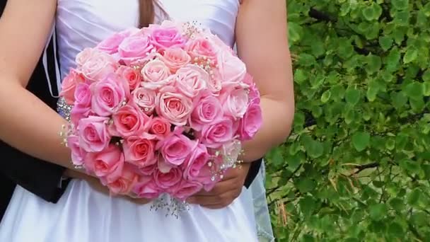 Наречена тримає букет з троянд — стокове відео
