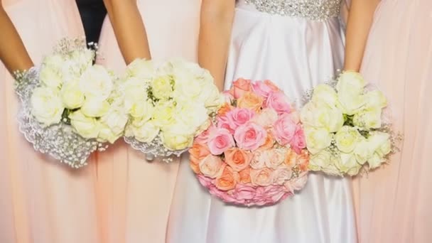 Noiva segurando um buquê de rosas — Vídeo de Stock