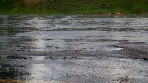 Lluvia fuerte cae sobre la superficie del agua del lago — Vídeos de Stock