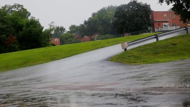 Chuva forte inesperada de verão com uma chuva de granizo. Grandes gotas de chuva . — Vídeo de Stock