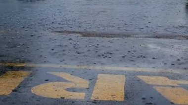 beklenmeyen yaz yağmur duş dolu. Büyük yağmur damlaları.