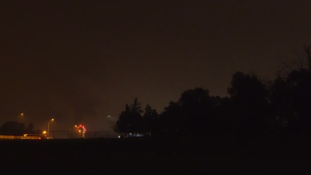 Φωτεινά πολύχρωμα πυροτεχνήματα στο νυχτερινό ουρανό — Αρχείο Βίντεο