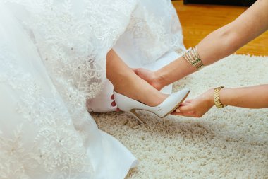 Düğün hazırlığı. Gelinin kız ona ayakkabı evliliğimde yardım 