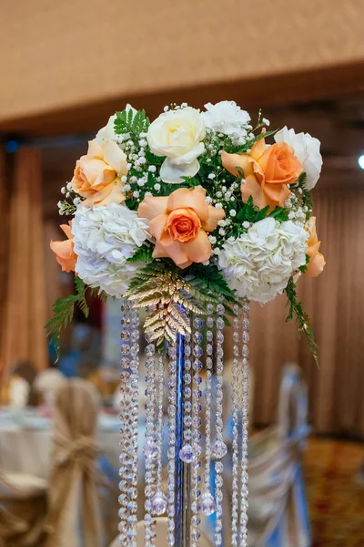 Los ramos de las rosas sobre la mesa de fiesta de boda en el restaurante . —  Fotos de Stock