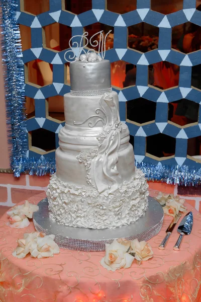 Beyaz çiçek düğün pastası Restoran iç arka plan — Stok fotoğraf
