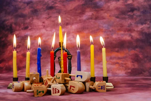 Fiesta judía Hanukkah con menorah sobre mesa de madera —  Fotos de Stock
