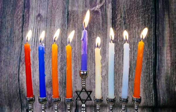 Chanoeka menorah met gelukkig branden van kaarsen — Stockfoto