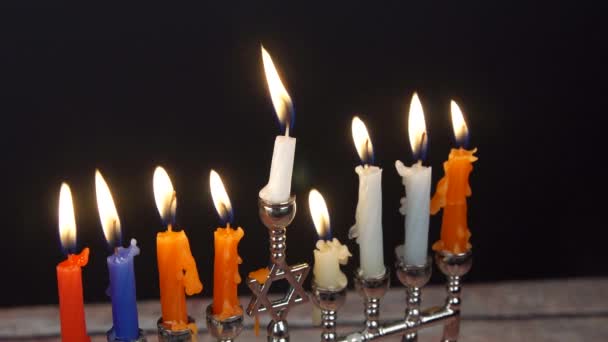 Yahudi bayramı Hanuka kutlama kutluyor mumluklar mumlar — Stok video