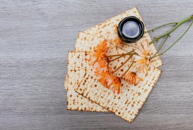 Fısıh arka plan. şarap ve matzoh ahşap masa üzerinde. işlem.