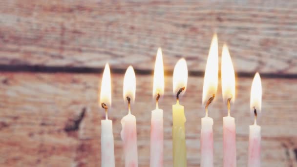 Chanoeka kaarsen vieren van de joodse feestdag Hanukkah feest — Stockvideo