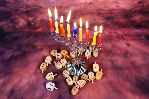 Fiesta judía Hanukkah fondo creativo con menorah. Vista desde arriba enfoque en  . — Foto de Stock