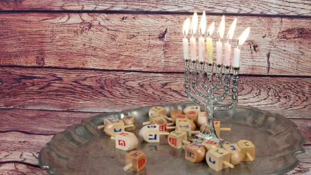 Fiesta judía Hanukkah fondo creativo con menorah. Vista desde arriba enfoque en  . — Vídeo de stock