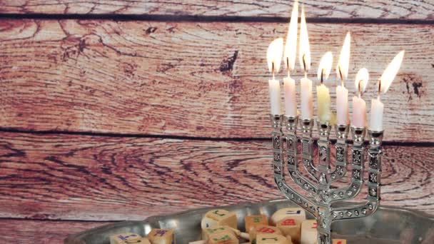 Fiesta judía Hanukkah fondo creativo con menorah. Vista desde arriba enfoque en  . — Vídeos de Stock