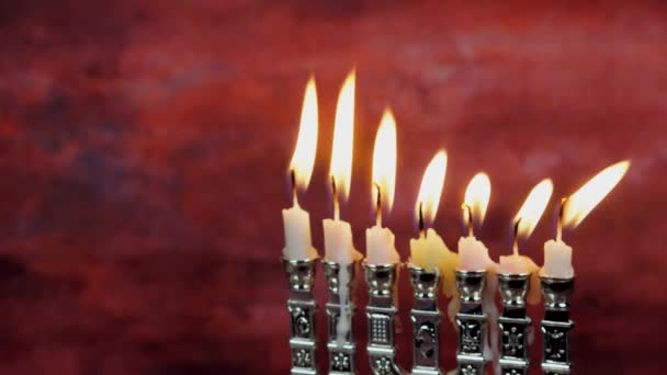 Férias judaicas Hanukkah fundo criativo com menorah. Vista de cima foco em  . — Vídeo de Stock