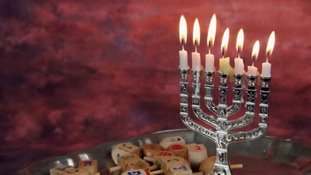 Simboli di hannukah di vacanza ebrei - menorah e dreidels di legno . — Video Stock