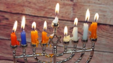 Yahudi tatil Hanukkah menorah ile yaratıcı arka plan. Odak yukarıda görüntüleyin .