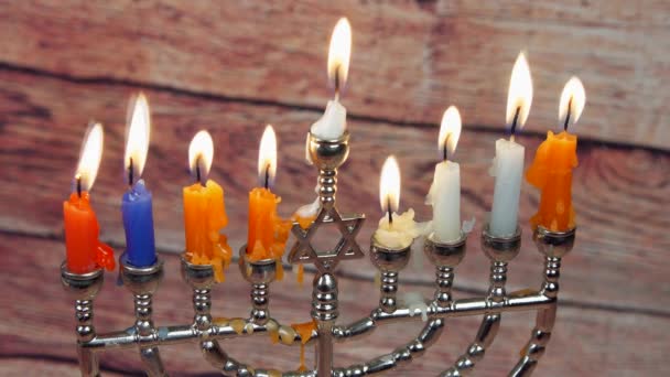 ユダヤ人の祝日のハヌカ本枝の燭台と創造的な背景。上記のフォーカスを表示します。 . — ストック動画