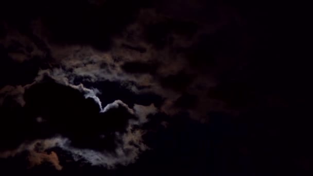 Nachthimmel mit Mond und Wolken Mondwolken Nacht — Stockvideo