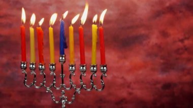 Chanukah mumlar tüm üst üste. Parlak, parlak çok renkli mumlar Yahudi tatil için.