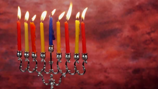 Velas Chanukah todas seguidas. Brilhantes, brilhantes velas multicoloridas para o feriado judaico . — Vídeo de Stock