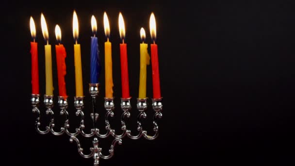 Hermoso Hanukkah menorah iluminado sobre fondo negro . — Vídeos de Stock