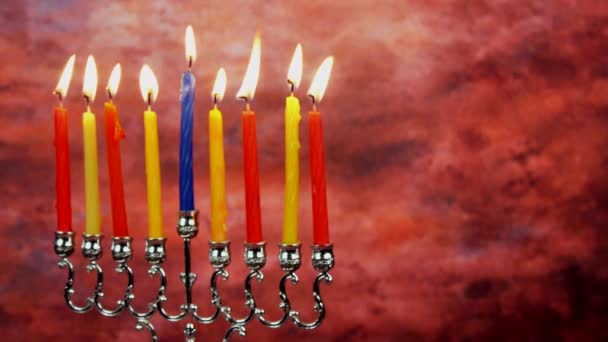 Velas Chanukah todas seguidas. Brilhantes, brilhantes velas multicoloridas para o feriado judaico . — Vídeo de Stock