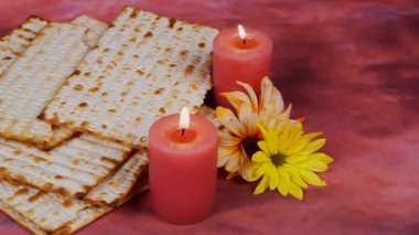 Fısıh arka plan. şarap ve ahşap kartı matzoh (Yahudi tatil ekmek).