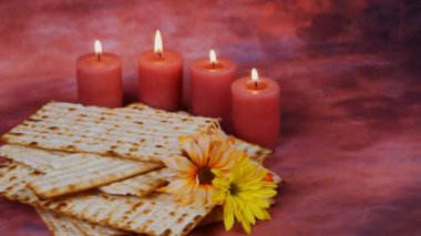 Fısıh arka plan. şarap ve ahşap kartı matzoh (Yahudi tatil ekmek).