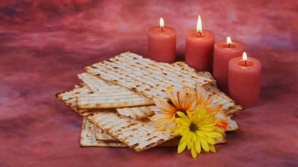 Pesach pozadí. víno a matzoh (židovský svátek chléb) přes dřevěné desky. — Stock video