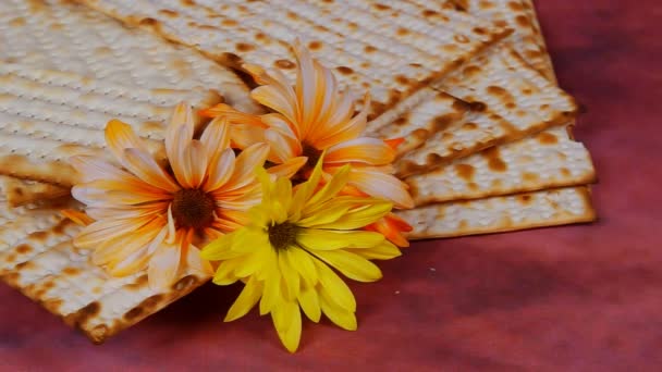 Pesach pozadí. víno a matzoh (židovský svátek chléb) přes dřevěné desky. — Stock video