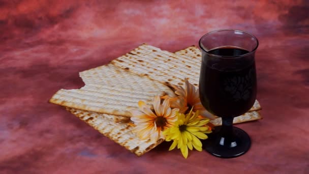 Pesach pozadí. víno a matzoh (židovský svátek chléb) přes dřevěné desky. — Stock video