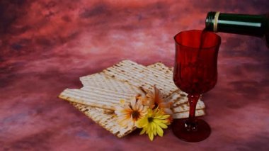 Fısıh arka plan. şarap ve ahşap kartı matzoh (Yahudi tatil ekmek).