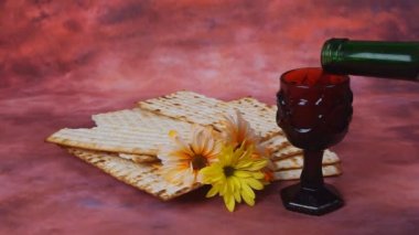 Fısıh arka plan. şarap ve ahşap kartı matzoh (Yahudi tatil ekmek).