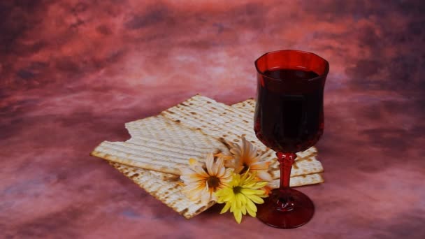 Пасхальний фон. вино і мацо (єврейський святковий хліб) над дерев'яною дошкою . — стокове відео