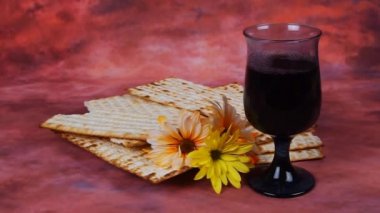 Fısıh arka plan. şarap ve ahşap kartı matzoh (Yahudi tatil ekmek).