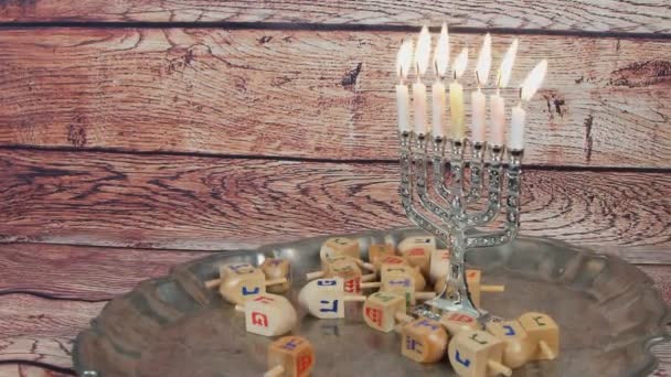 Verlichting Chanoeka kaarsen Hanukkah feest jodendom menora traditie — Stockvideo