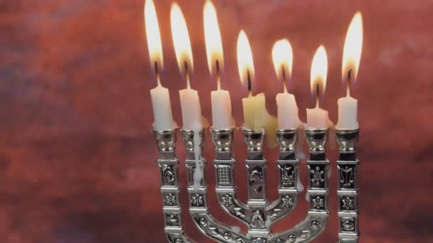Освещение Хануки свечи Ханука празднование иудаизма традиции меноры — стоковое видео