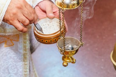 Rahip bir Hıristiyan vaaz buhurdan kilise ayin foog şarkı