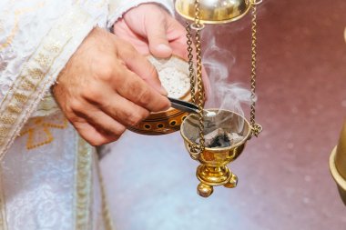 Rahip bir Hıristiyan vaaz buhurdan kilise ayin foog şarkı