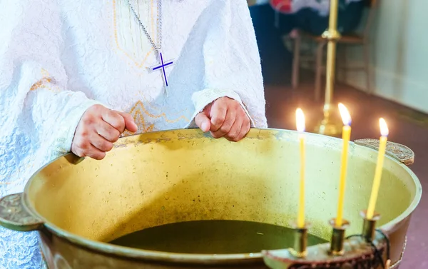 El bautismo de los cristianos ortodoxos, la cruz se baja en el agua —  Fotos de Stock