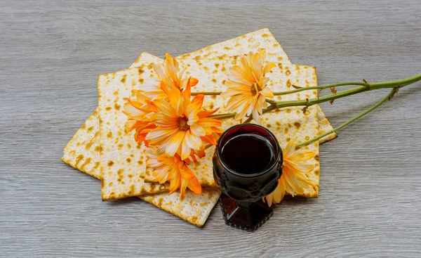 Şarap ve matzoh Yahudi Fısıh ekmek hamursuz ekmek — Stok fotoğraf