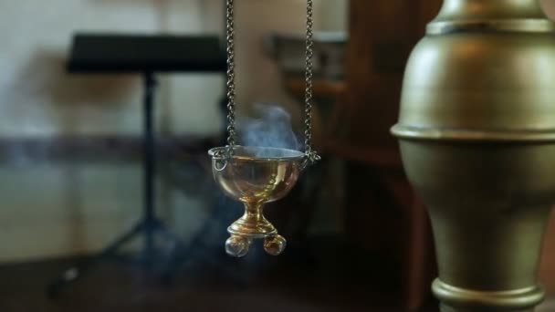 Füstölő egyházi szertartás SPICZE pap énekelnek a keresztény Igehirdetés — Stock videók